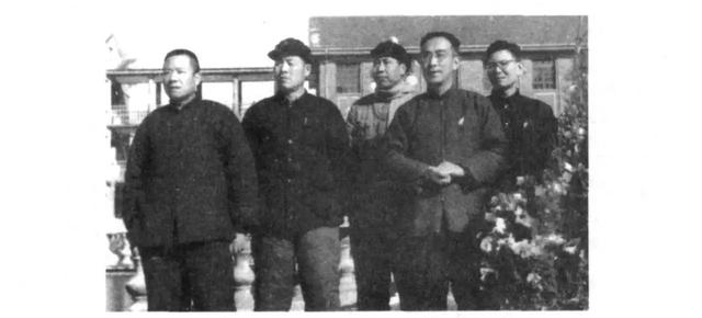 图3 1959年在陕西安康县医院抢救严重烧伤病人后留影.jpg