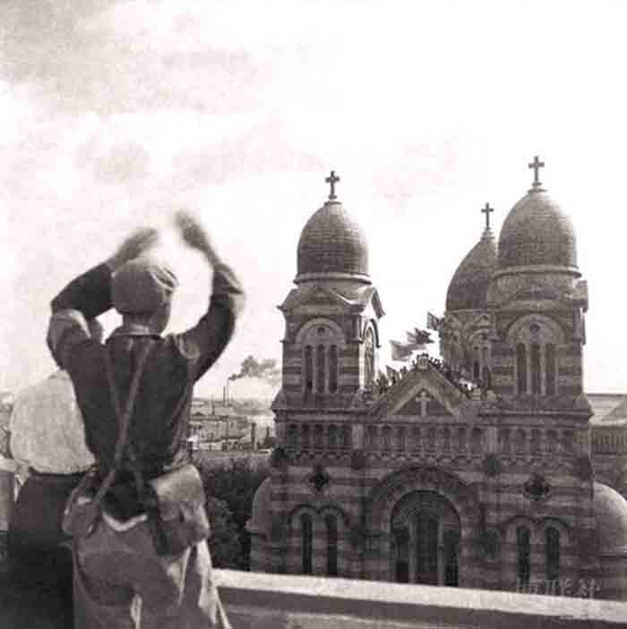 此处的红卫兵与教堂顶的红卫兵遥相呼应