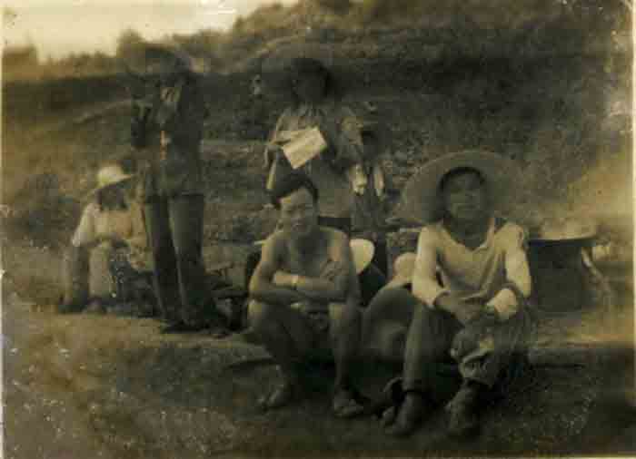 叔父（右二)在共大监督劳动时期