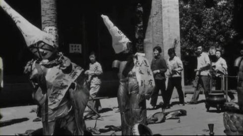 图1 文化大革命时黑龙江省哈尔滨市极乐寺被捣毁的佛像