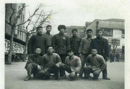 上海市五四中学六七届初中二班部分同学在校园内合影（1968年）.jpg