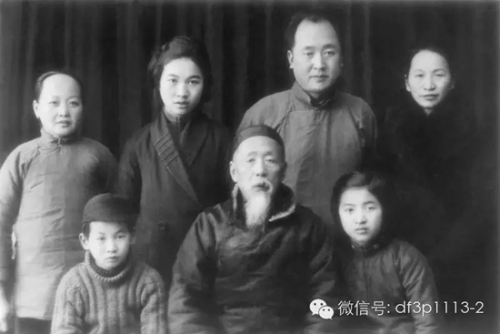 李济全家抗战初期合影，前排左一为李光谟（1937年12月摄于桂林）.jpg