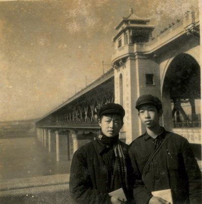 一九六七年一月，两个广州中学生徒步长征到达武昌，在长江大桥留影。