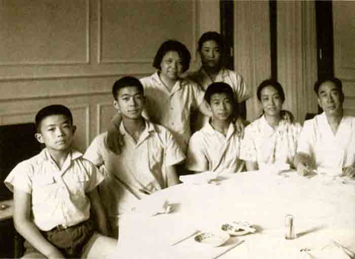 1966年夏，薄一波、胡明和子女在北京饭店合影。选自《薄一波画传》