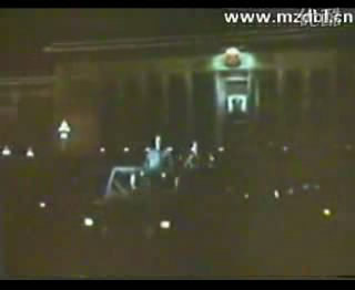 毛主席乘坐的敞蓬车行驶在人民大会堂前