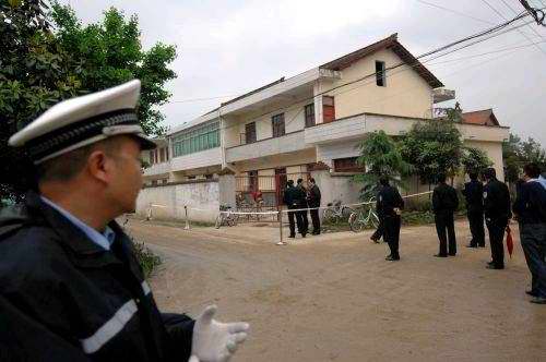 　　5月12日，发生凶杀案的南郑县圣水镇林场村一私人幼儿园院门外，警方设置了封锁线。