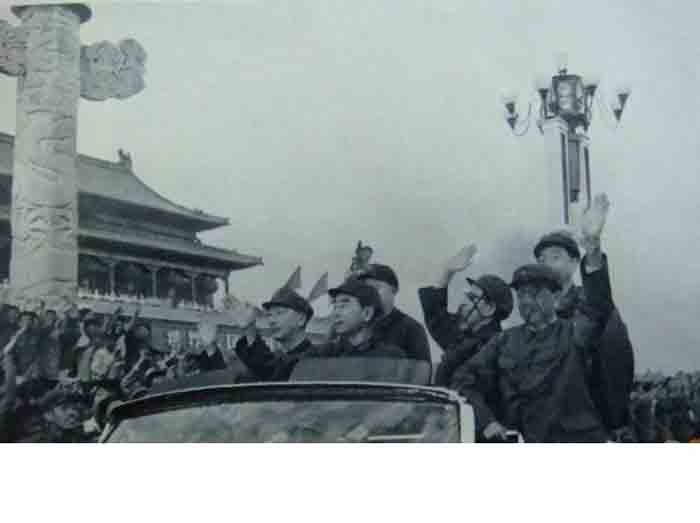 在毛主席乘坐的汽车后面,紧跟着周恩来、江青等乘坐的第二辆，周恩来、陶铸、江青、聂荣臻向广场上的50万革命师生致意