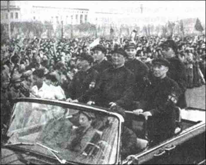 毛主席和他的亲密战友林彪同志,以及贺龙同志,由谢富治、杨成武同志陪同,乘着敞蓬汽车,来到了天安门广场,来到了广大红卫兵和革命师生之间