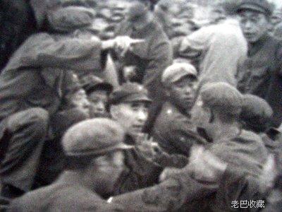 可以清楚看到车后座上的林彪和毛主席的半张脸（局部）。