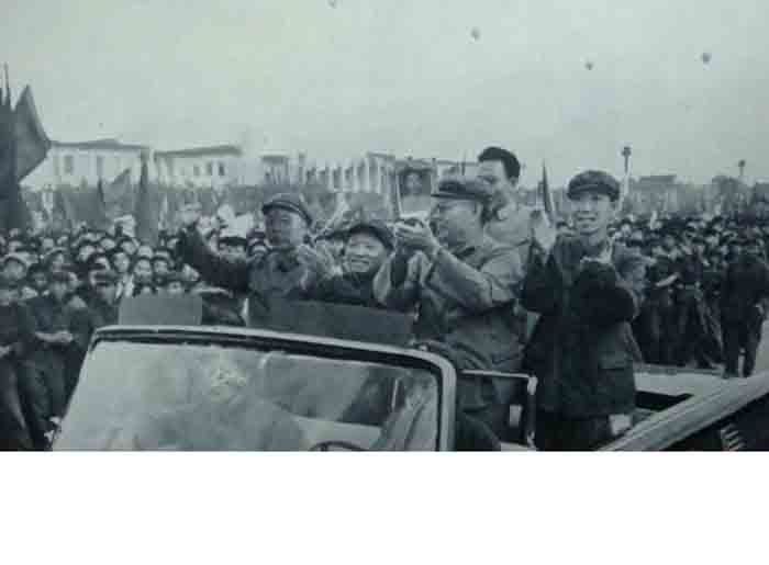 叶剑英、萧华、王任重、刘志坚、张春桥向广场上的50万革命师生致意