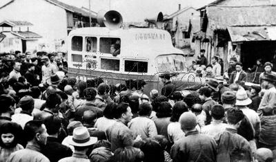 1951年4月29日，上海市各界人民代表公审反革命罪犯时，上海人民广播电台派出广播车到各区转播实况。