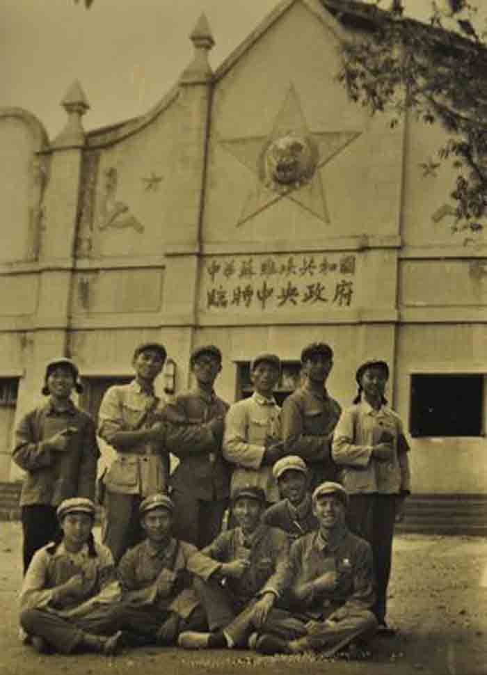 在苏维埃政府大礼堂前