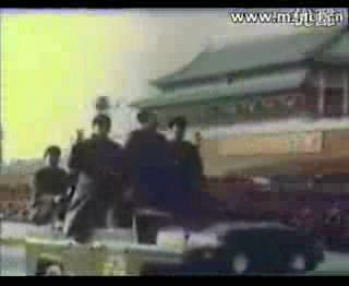 毛泽东第七次接见采用检阅方式，毛泽东乘敞篷汽车检阅
