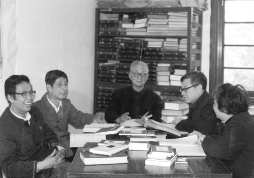 《新英汉词典》同仁合影，左起：陆谷孙、薛诗绮、葛传椝、雷烈江、吴经训。
